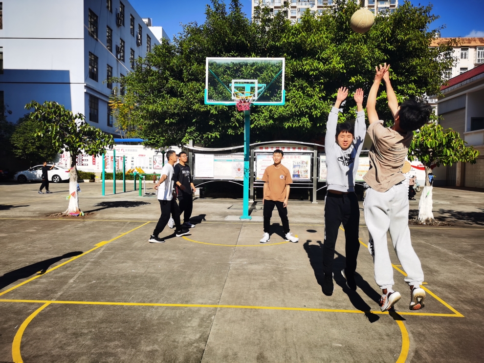 凤凰街道职工生活区孩子们在篮球场锻炼 凤凰街道职工生活区孩子们在篮球场锻炼