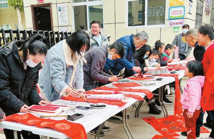 现场书写春联。 现场书写春联。