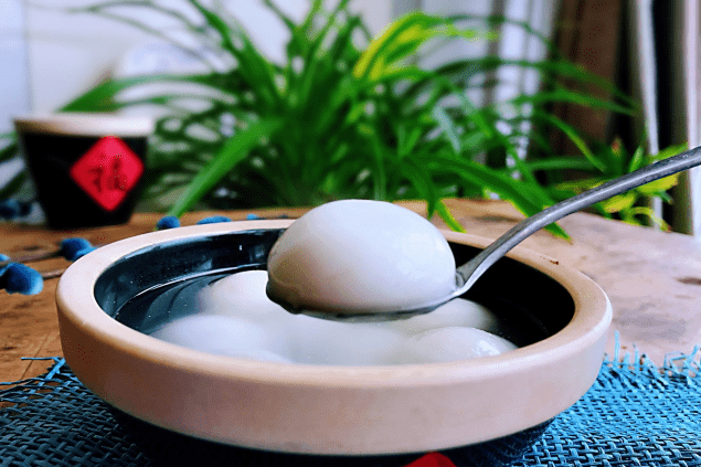 煮汤圆用冷水还是开水?都不对,教你正确做法,个个不粘锅不露馅