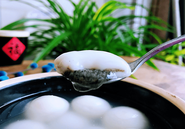煮汤圆用冷水还是开水?都不对,教你正确做法,个个不粘锅不露馅