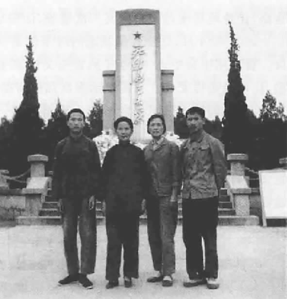 1972年5月，马克昌烈士的遗孀向自芳（左二）、女儿马丽佳（左三）在雨花台烈士陵园留影。 （资料图）