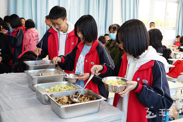 玉溪四中参与午托的孩子们按需自取饭菜 玉溪四中参与午托的孩子们按需自取饭菜.jpg