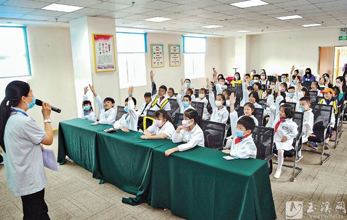 积极举手回答问题。 积极举手回答问题。