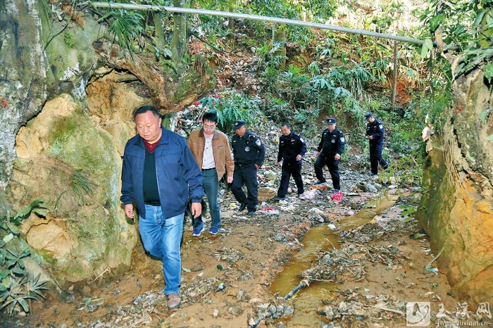 施常伟(前)率民警奔赴案件现场。 施常伟(前)率民警奔赴案件现场。