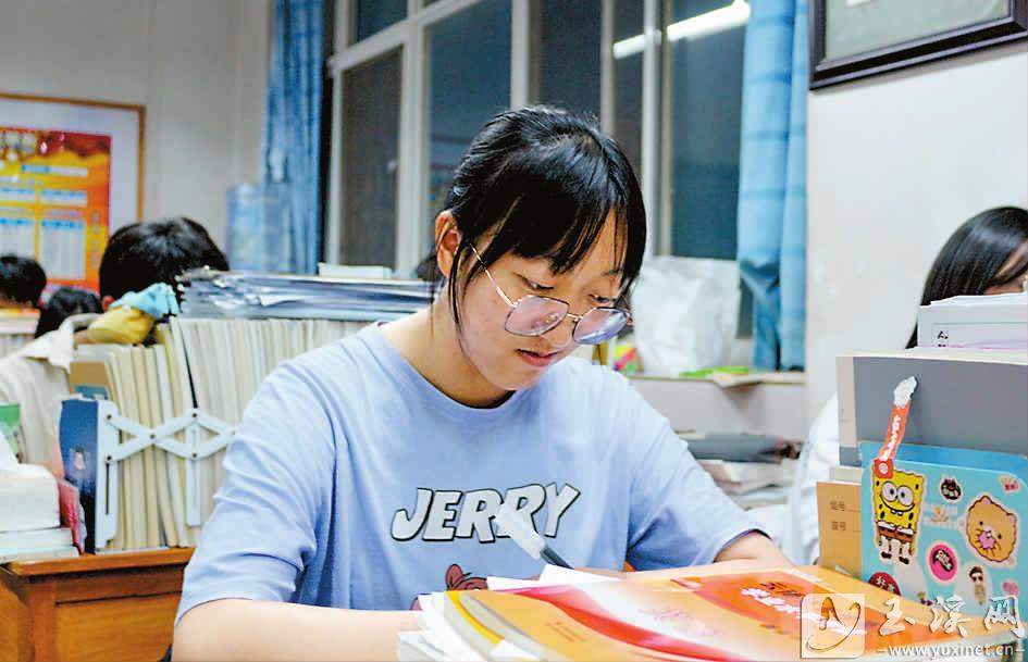 王蕾涵在晚自习上认真学习。 王蕾涵在晚自习上认真学习。