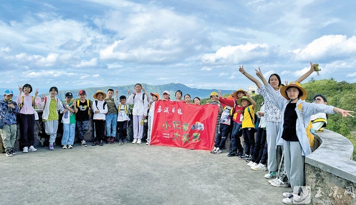 在磨盘山山顶合影留念。 在磨盘山山顶合影留念。