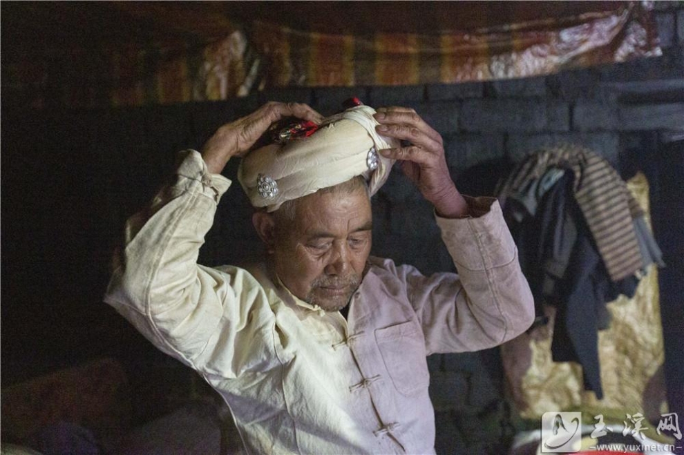 拾掇好祭祀用品，李中学老人穿上摩批服。