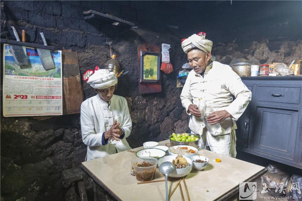 出门前摩批和阿窝用酒消毒双手。他们配合多年，一切都很默契了。