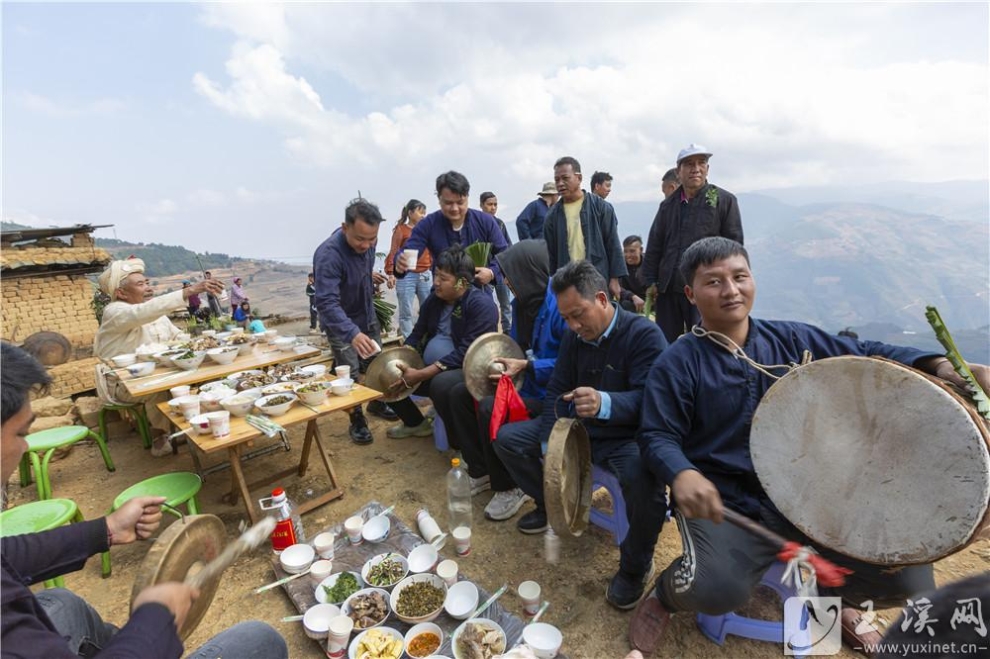 “阿批突”活动中少不了的几件乐器。