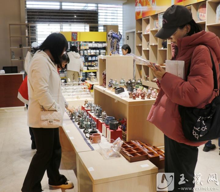 玉溪市博物馆玉博·文创馆购买瓦猫及周边产品的观众络绎不绝。