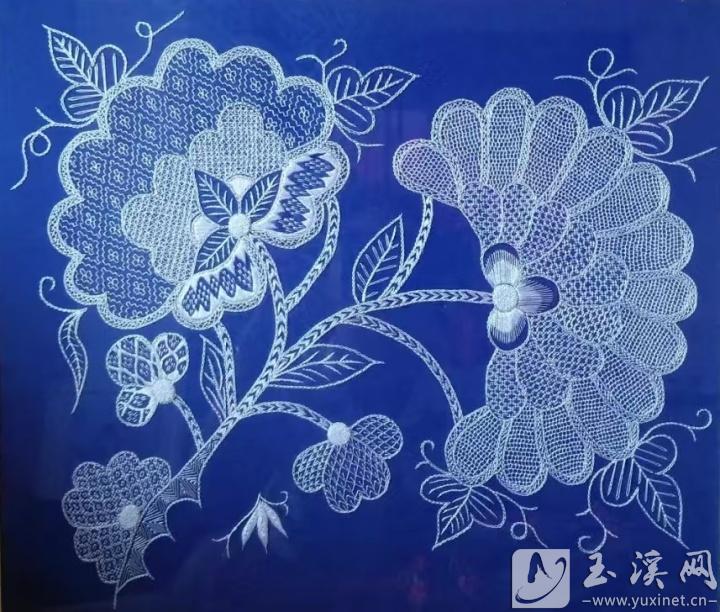 李世美刺绣作品《荷与鱼》。