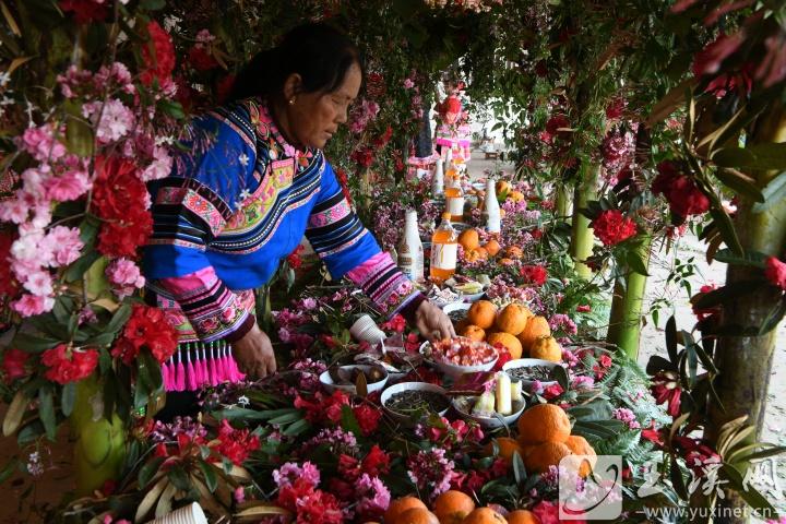 除了瓜子、花生、糖果之外，花棚里少不了当地出产的柑橘。