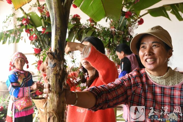 易成英（右）亲自装扮女儿的花棚。