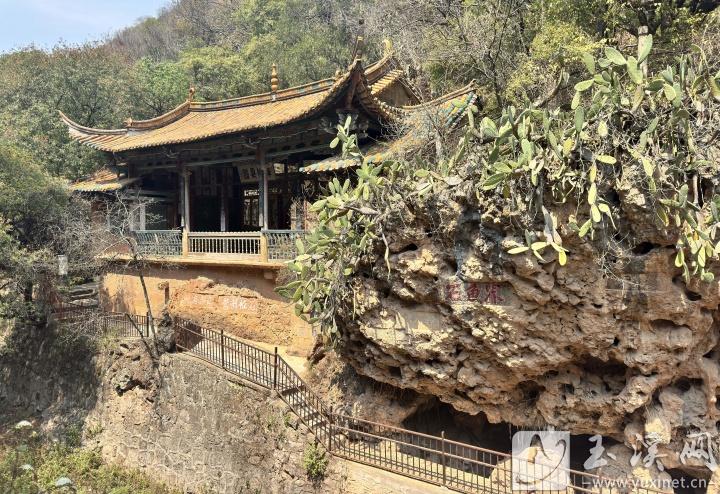 界鱼石是当地著名的自然景观，很多文人雅士在此留下墨宝。