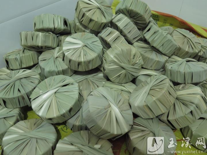成型后，用甘蔗叶包裹的红糖。