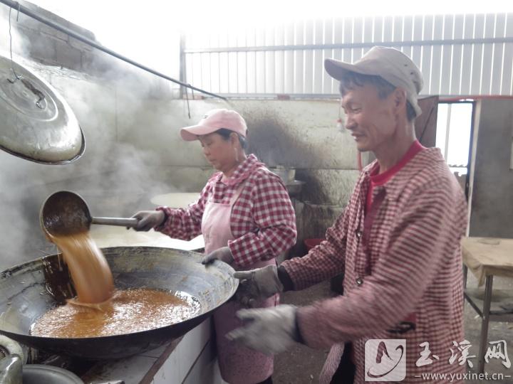 用土法熬糖的周建光夫妇。