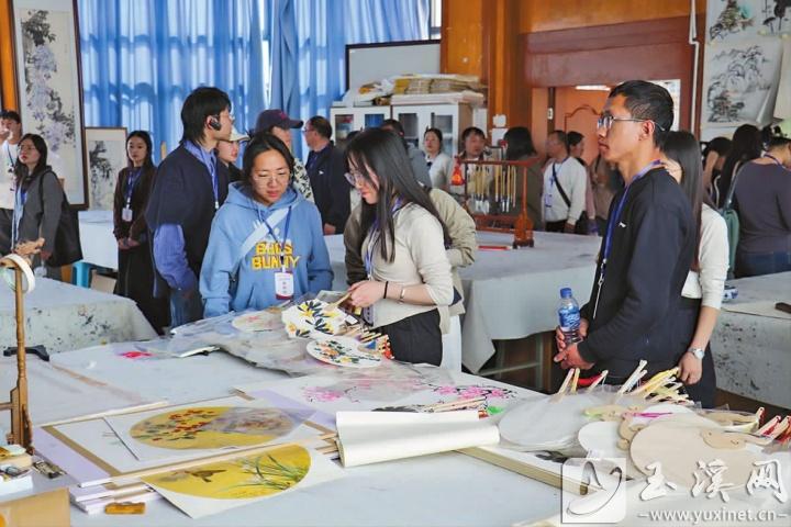 参观学生手工艺作品。