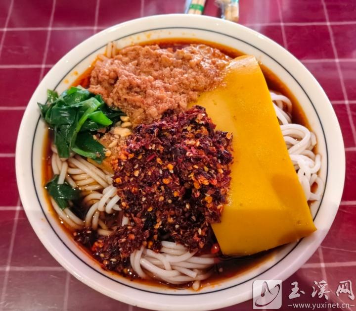 高龙潭凉米线店的凉米线色香味俱全。