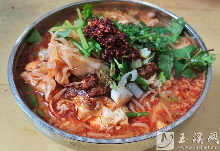 红苑小吃的豆腐米线，加上作料更加诱人。