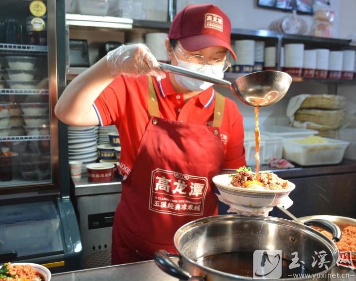 李丹为软糯的米线浇上一勺灵魂汤汁。