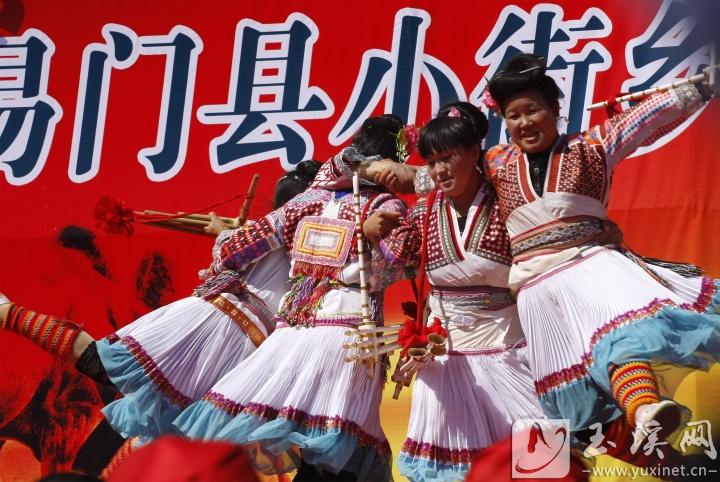 高难度的芦笙舞。本报记者 蒋跃 摄