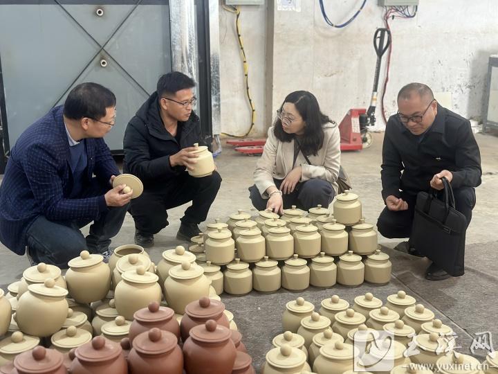 参观紫陶生产实训基地。