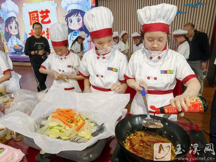 学生们比拼厨艺。
