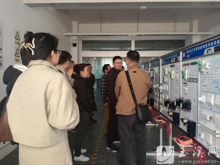 参观现代化实训设备。