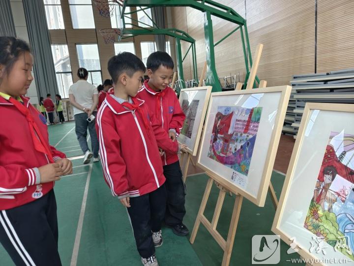 学生驻足观赏展览。