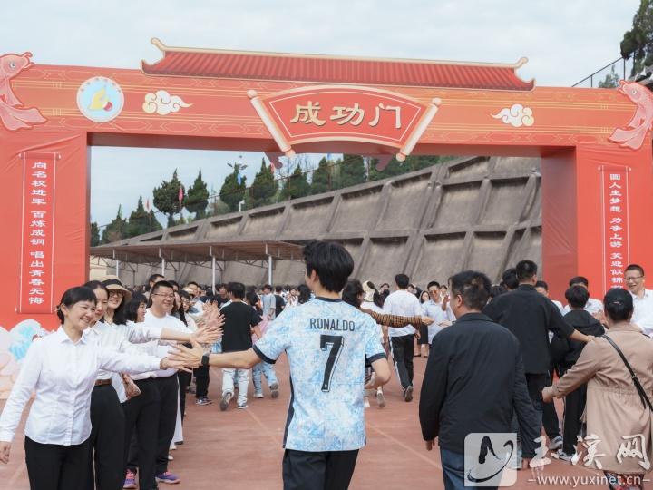与老师击掌，迈向成功门。