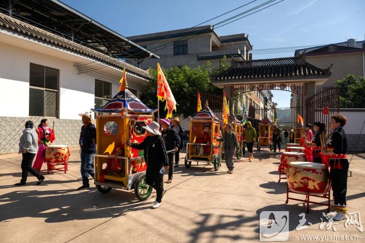 土主、祖师像到达宋官公房，村民敲锣打鼓迎接。