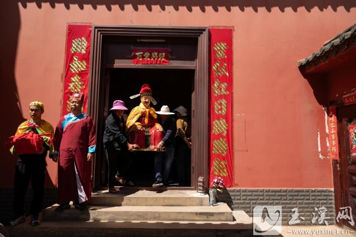 土主、祖师像先后被村民抬出土主庙。