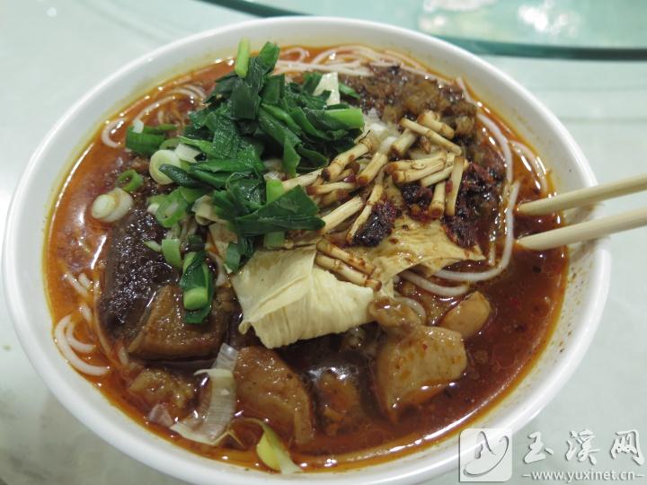 桑园饭店七元一碗风味独到的米线。