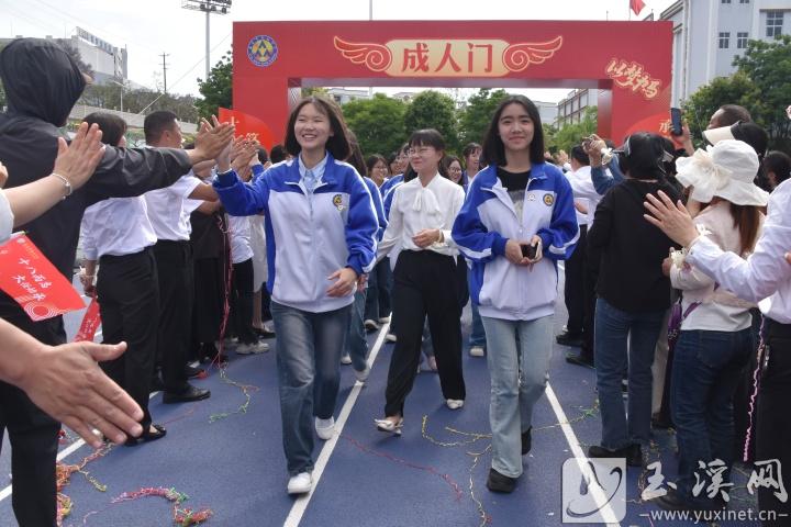 学生们穿过成人门。