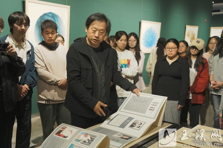 中央美术学院教授、博士生导师苏海江在讲解精微素描的创作理念。
