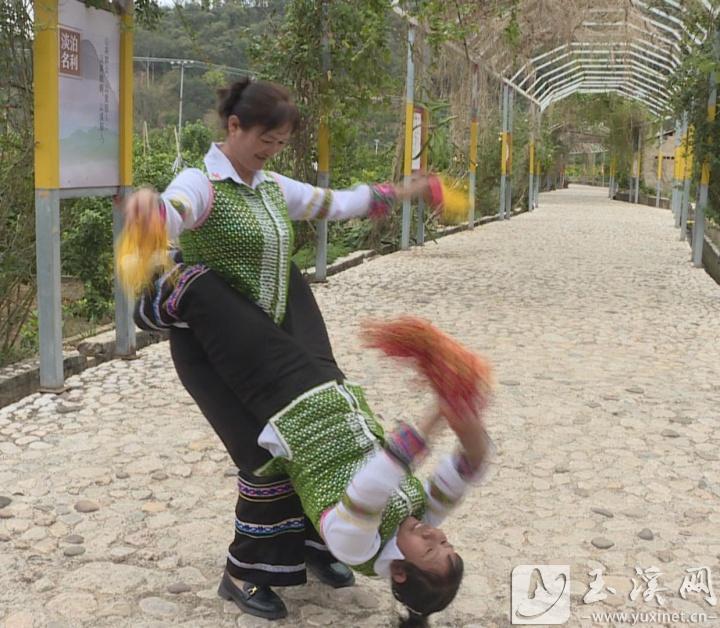 架子乐舞蹈动作“倒挂金钩”。